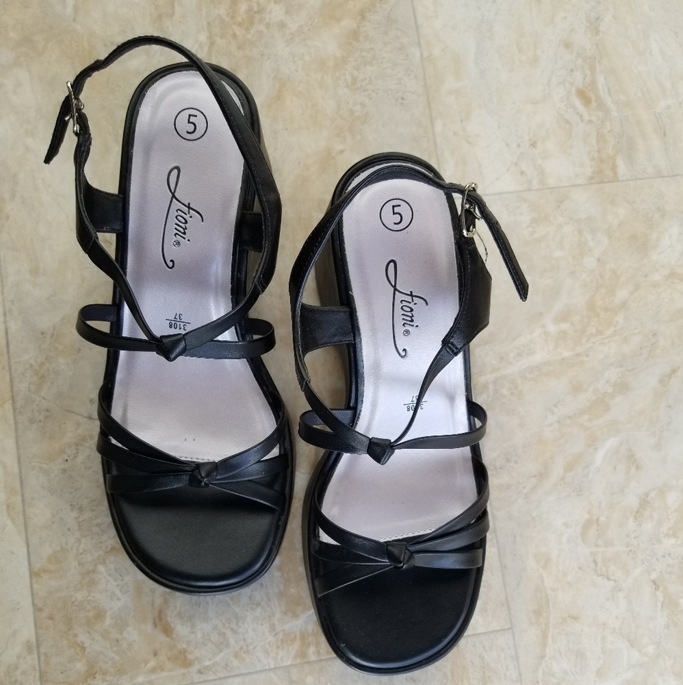 Fioni wedge strap sandals